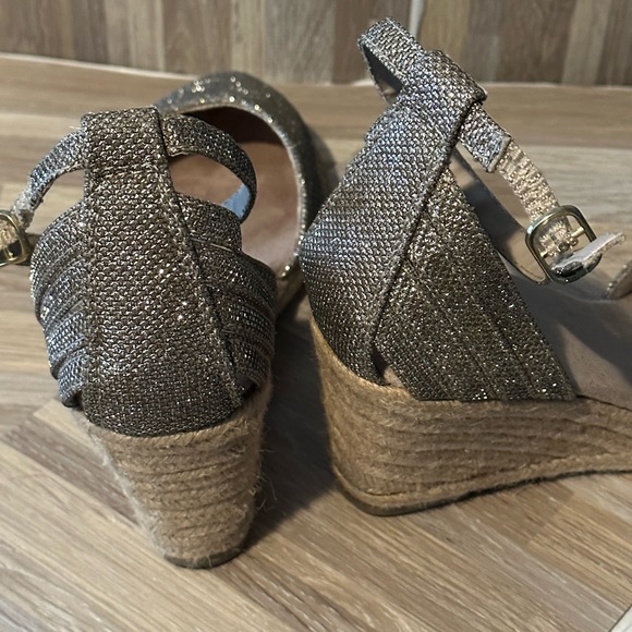 Gold wedge shoes slightly use size 8 1/2 - Picture 8 of 11